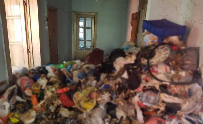 Balıkesir’in Altıeylül ilçesinde belediye ekipleri bir evden 5 top çöp