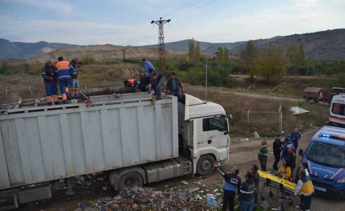 Adana’nın Kozan ilçesinde çöp boşaltma işlemi sırasında bulunduğu çöp kamyonundan
