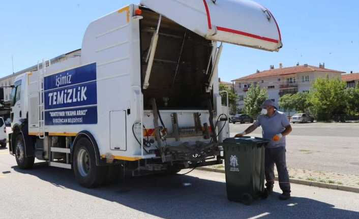Çöp Konteynerleri düzenli olarak yıkanarak dezenfekte ediliyor.