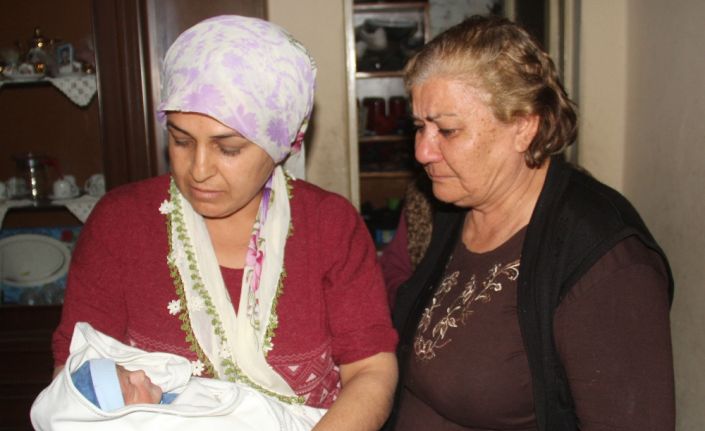 Adana’da yeni doğmuş bir erkek bebek, çöp atılan yerde çıplak