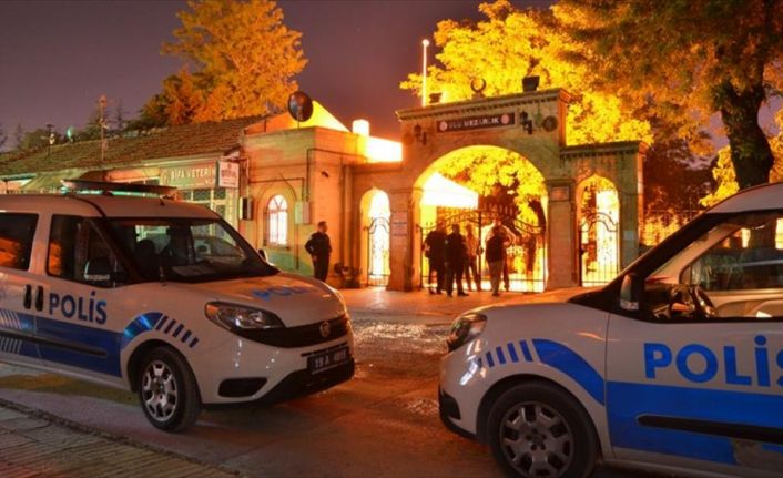 Çorum'da dört gün süresince akşam saatlerinde geldiği mezarlıktaki bir kabrin