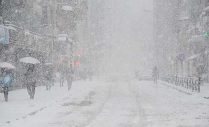 Çorum’da gece saatlerinde başlayan yoğun kar yağışı nedeniyle il merkezinde