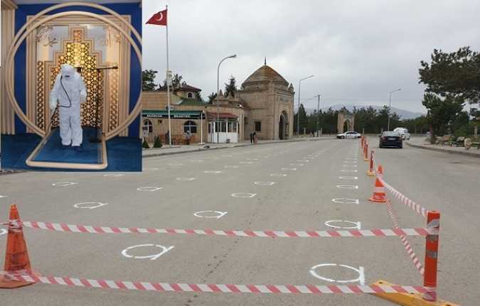Cuma namazı için sosyal mesafe kuralına uygun şeritler çekildi Korona virüs tedbirleri kapsamında 74 gündür toplu ibadete kapalı olan