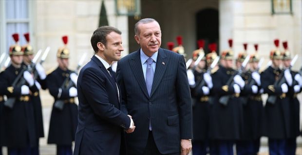 Cumhurbaşkanı Erdoğan, Fransa Cumhurbaşkanı Macron tarafından resmi törenle karşılandı.