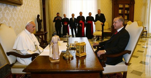 Cumhurbaşkanı Erdoğan, Vatikan'da Katoliklerin ruhani lideri Papa Franciscus ile baş