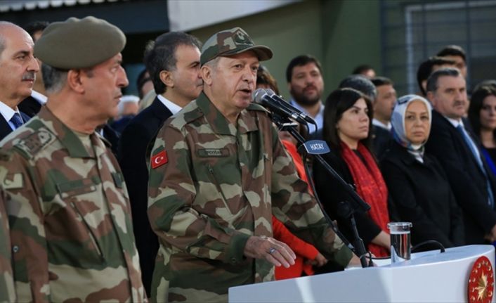 Cumhurbaşkanı Recep Tayyip Erdoğan, Zeytin Dalı Harekatı'na katılan askerlerle Oğulpınar