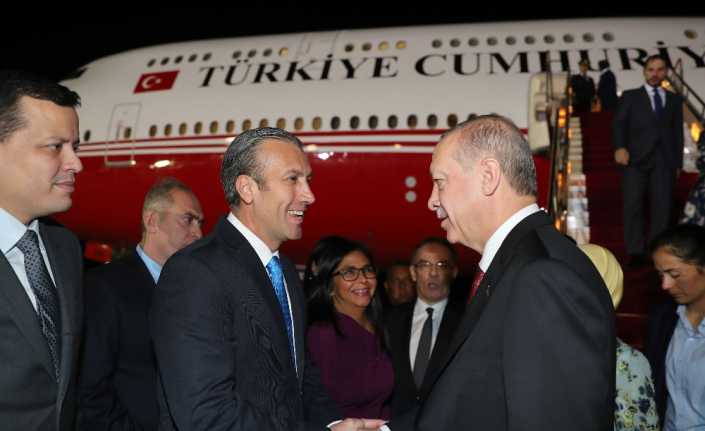 Cumhurbaşkanı Recep Tayyip Erdoğan, resmi temaslarda bulunmak üzere Venezuela’ya geldi.