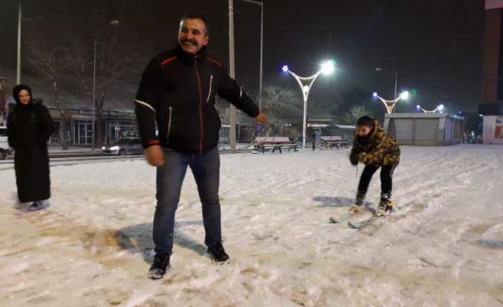 Erzincan’da akşam saatlerinde başlayan kar yağışı şehri etkisi altına aldı.