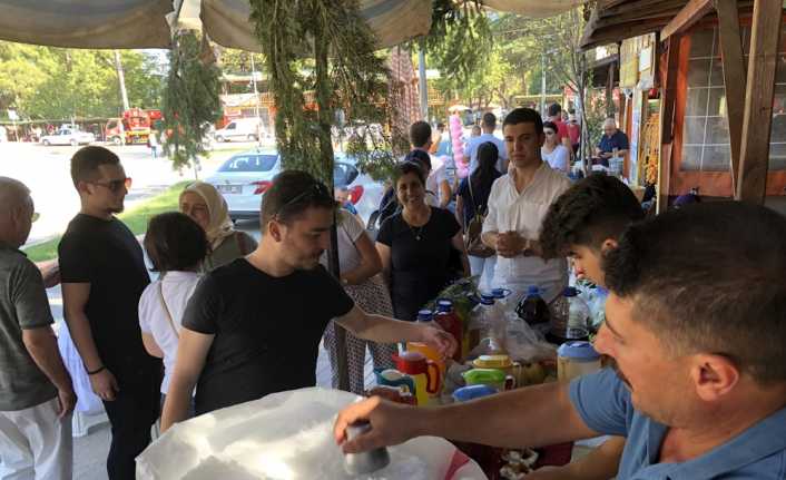 Antalyalılar, kavuran sıcaklarda, yüksek kesimlerdeki mağaralardan çıkarılan ve pekmez ya