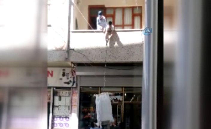 Van’da çuvala doldurulan eşyaların balkondan sarkıtılan iple taşınması, yaşanan tehlikeyi