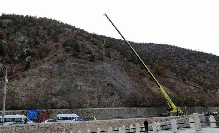 Erzurum-Trabzon karayolunun Gümüşhane şehir geçişinde yer alan dağ yamacı tel