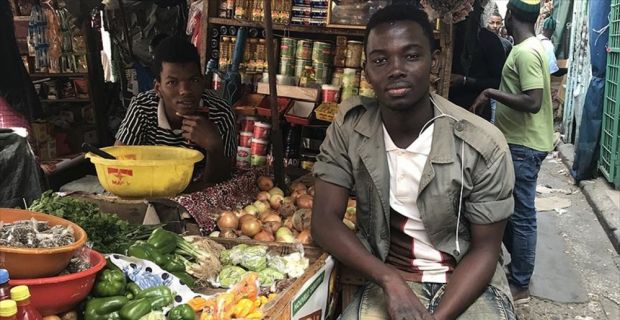 Dakar'da pazarcılar, müşterilerinin gözleri yaşarmasın diye soğanı doğrayıp satıyor. 