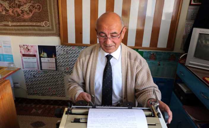 Yozgat’ta yarım asırdır arzuhalcilik yapan 70 yaşındaki Kemal Akbaba, gelişen