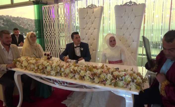 Zonguldak’ta nikahtan önce nikah memuru ile “Hayırlısıyla evet” şeklinde şaka