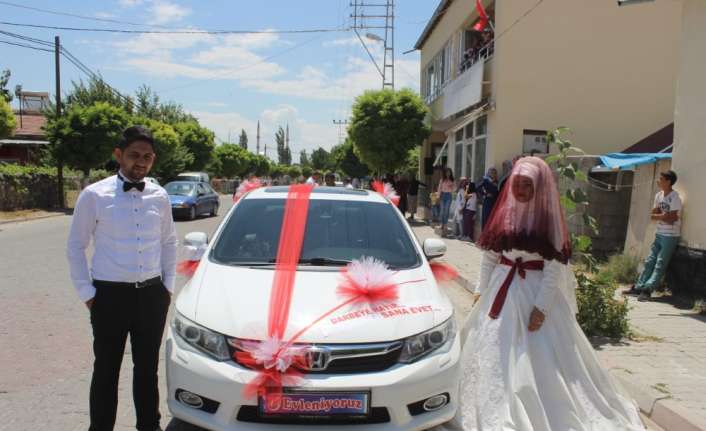 Kayseri’de gelin almaya gelen damat, düğün arabasına ’Darbeye hayır, sana