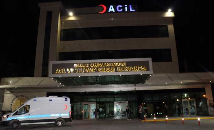Dicle Üniversitesi Hastanesi Acil Servisi gözlem odasında 2 sağlık görevlisi
