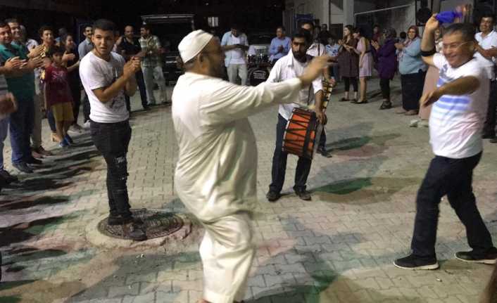 Hatay’da yöresel kıyafetleriyle bir düğüne davetsiz Suriyeli adam, düğünün ilgi