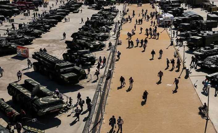 Rus ordusu tarafından Suriye’de DEAŞ’tan ele geçirilen silahlar sergilendi. 