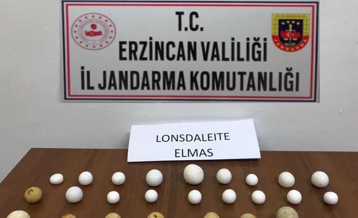 Erzincan’da jandarma ekiplerince düzenlenen operasyonda 26 parça tarihi eseri satmaya