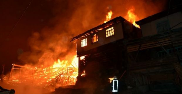 Kastamonu’nun Tosya ilçesinde marangoz atölyesinde çıkan ve çevredeki evlere sıçrayan