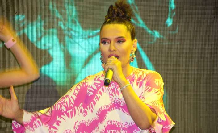 Bodrum’da bir eğlence mekanında sahne alan Demet Akalın, kızı Hira’nın