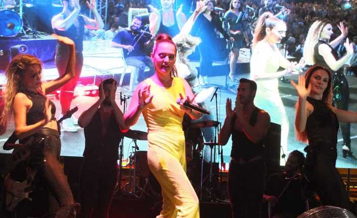 Ünlü şarkıcı Demet Akalın, Balıkesir’in Bandırma ilçesinde yaklaşık 60 bin