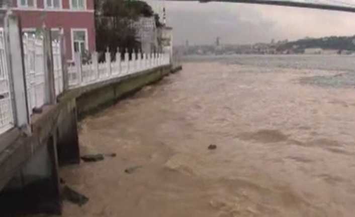 İstanbul Beylerbeyi’nde sel sularının sahile akmasıyla deniz çamura bulandı. 