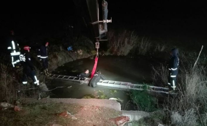 Denizli’nin Tavas ilçesinde gölete devrilen otomobildeki 5 kişi hayatını kaybetti.