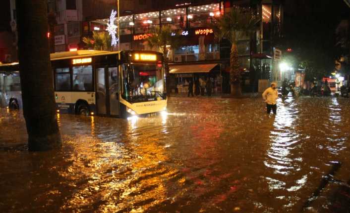 Denizli’de akşam saatlerinde etkili olan yağmur, hayatı olumsuz etkiledi. Kent