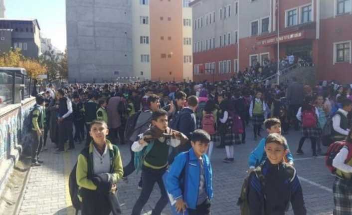 Ağrı’nın Patnos ilçesinde 4.2 büyüklüğünde deprem meydana geldi. Deprem paniğe