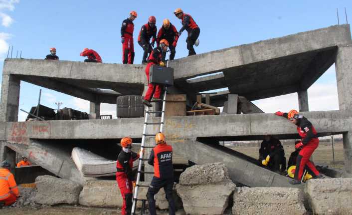 Çağlayan yolu üzerindeki AFAD Lojistik Depo alanında oluşturulan sahada gerçekleşen