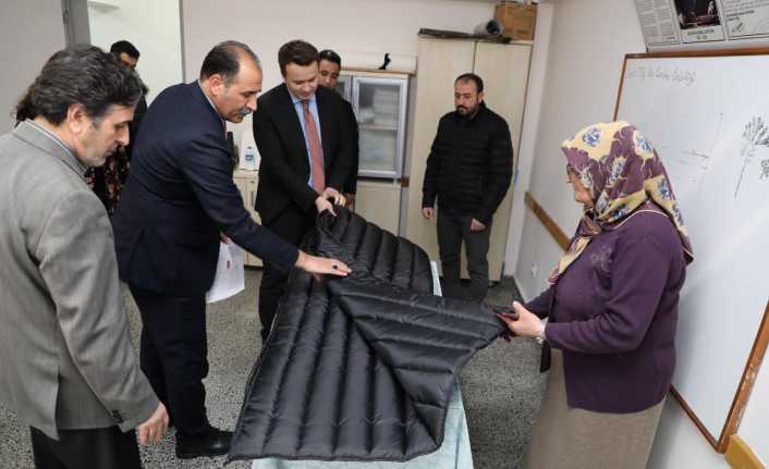 Erzincan Halk Eğitim, Depremzedeler İçin Uyku Tulumu Dikiyor