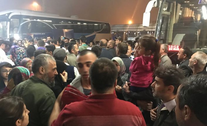 Bursa Şehirlerarası Otobüs Terminalinde asker uğurlamaları nedeniyle yoğunluk yaşanıyor. Ellerinde