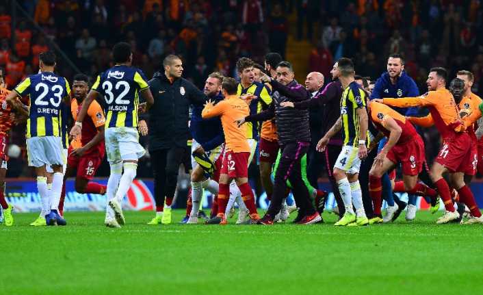 Galatasaray ile Fenerbahçe arasında oynanan derbide bitiş düdüğünün çalmasının ardından