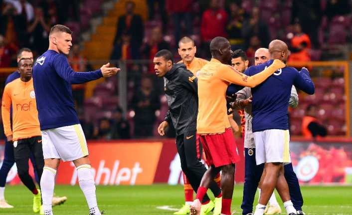 Galatasaray-Fenerbahçe arasındaki derbi öncesinde futbolcular ısınmadayken, Ryan Donk ile Andre