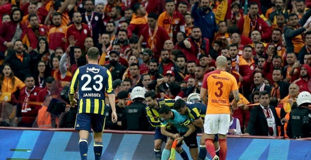 Galatasaray-Fenerbahçe derbisinde yardımcı hakem Ongun'a yabancı madde atan iki Galatasaraylı