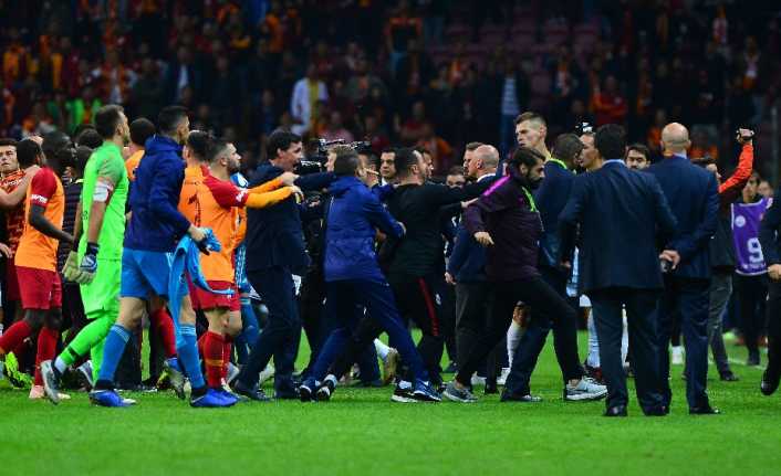 Galatasaray ile Fenerbahçe arasında oynanan derbide bitiş düdüğünün çalmasının ardından