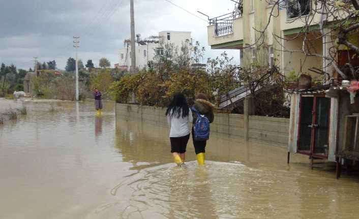 Antalya’nın Manavgat ilçesinde etkili olan sağanak yağış nedeniyle dere ve