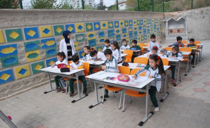 Tokat’ta ilkokul öğrencileri ’Hababam Sınıfı’ filminde olduğu gibi derslerini okul