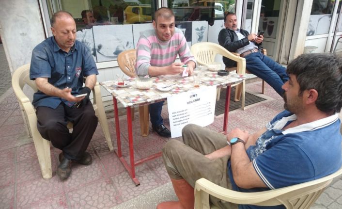 Giresun’un Eynesil ilçesinde iki arkadaş, ücretli “dert dinleme” standı açtı.