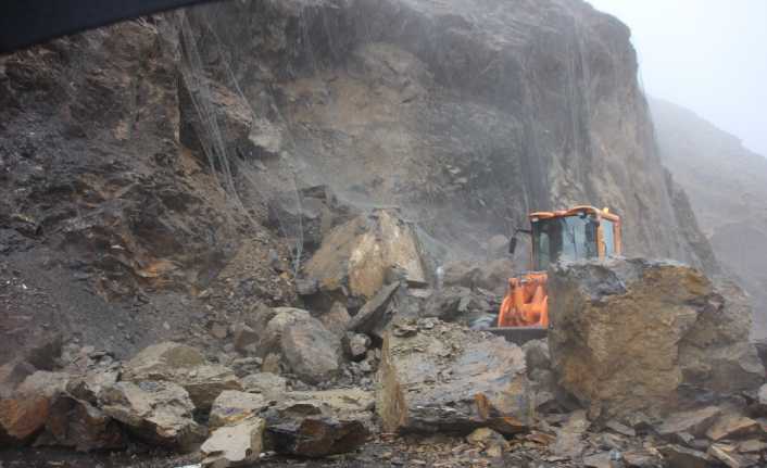 Hakkari’de etkili olan yağış nedeniyle dağdan kopan dev kaya kütleleri,