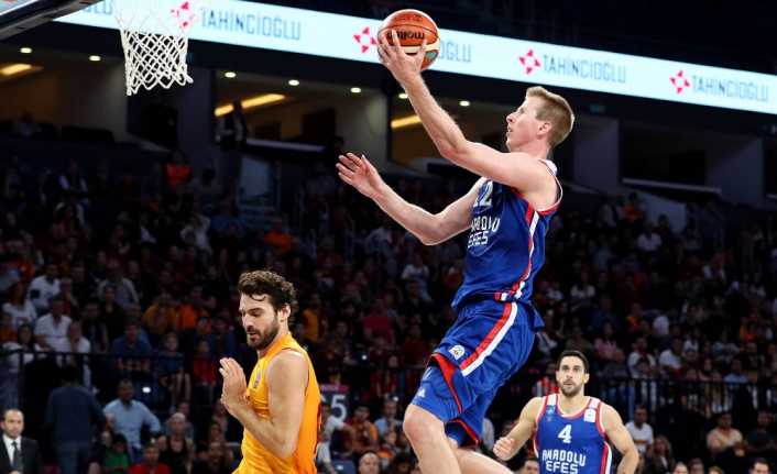 Derbide gülen taraf Anadolu Efes oldu.