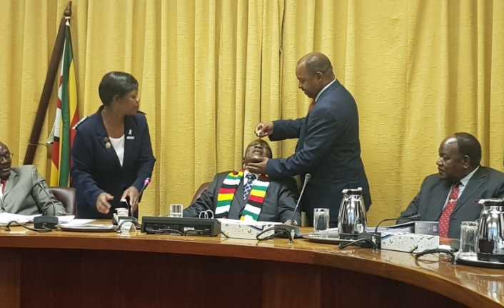 Zimbabve Devlet Başkanı Emmerson Mnangagwa ve kabinesine kolera tehlikesine karşı