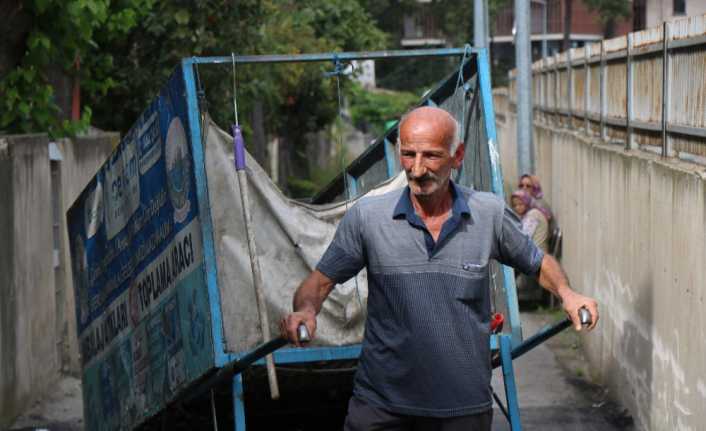 Samsun’da görme engelli eşine bakabilmek için 16 yıldır çöplerden kağıt