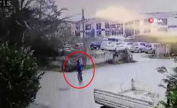 Düzce’de boş arazinin yanında park edilen otomobilin üzerine ağaç devrildi.