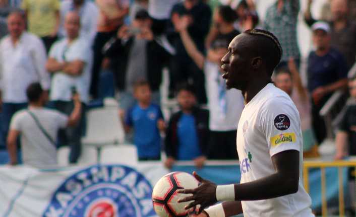 Kasımpaşa’nın Senegalli golcüsü Mbaye Diagne, Aytemiz Alanyaspor mücadelesinde takımının tek