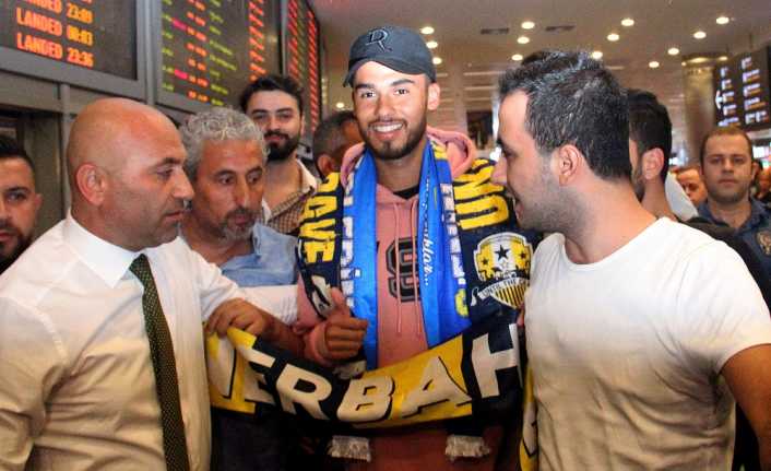 Fenerbahçe’nin yeni transferi Diego Reyes görüşmeler için İstanbul’a geldi. 