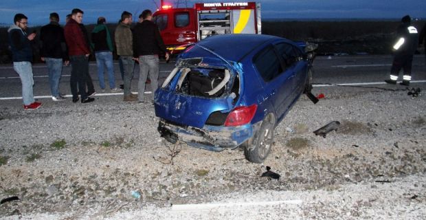Konya’nın Beyşehir ilçesinde, otomobilin elektrik direğine çarpması sonucu meydana gelen
