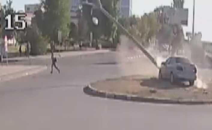Sivas’ta bir yaya, otomobilin çarptığı beton direğin altında kalmaktan son