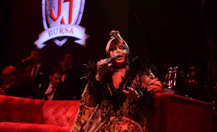 Bülent Ersoy, Bursalı hayranlarına müzik ziyafeti verdi. Diva’nın konserinde en